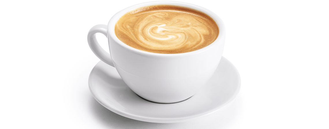 Weiße Tasse mit Cappuccino und Schaumkunst auf weißem Hintergrund.