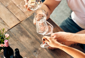 Mit Gläsern Anstoßen, Weißwein, Flaschen links unten