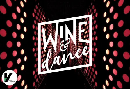 Leuchtende, rot-pink gepunktete Wand mit modernem Schriftzug im Vordergrund.