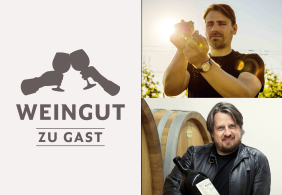 Zwei Männer mit Weinflasche und Weinfässern, sonnendurchflutete Weinberg-Hintergrund.