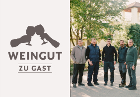 Links Logo mit anstoßenden Gläsern, rechts fünf Männer im Freien.