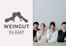 Vier Personen am Tisch, heben Gläser mit Wein, links Logo mit Weingläsern.