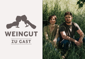 Logo mit anstoßenden Weingläsern, daneben zwei Personen im Gras sitzend.