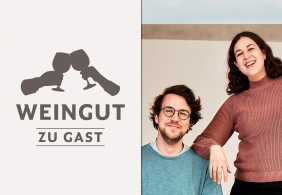 Zwei fröhliche Personen vor neutralem Hintergrund, Logo mit anstoßenden Gläsern links.