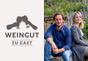 Links Weingut-Logo, rechts ein Paar in Weinberg sitzend.
