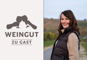 Frau in brauner Weste lächelt, Weinberge im Hintergrund, Logo mit zwei Weinflaschen.