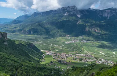 Suedtirol Kellerei Terlan Blick vom Tschoeggelberg
