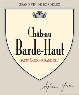 Weinetikett mit stilisiertem Wappen und eleganter, schwarzer Schrift auf cremefarbenem Hintergrund.