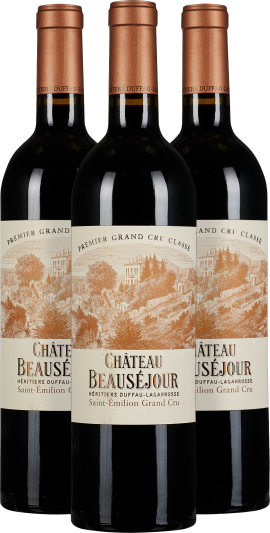 Drei Flaschen Rotwein mit kupferfarbenem Verschluss und kunstvoll gestaltetem Etikett.