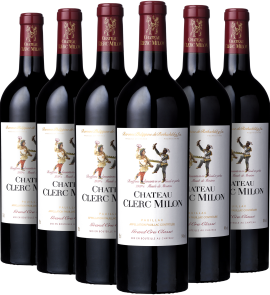 Sechs Rotweinflaschen mit kunstvollen Etiketten und roten Kapseln vor neutralem Hintergrund.