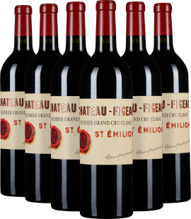 Sechs elegante Weinflaschen mit roten Kapseln und cremefarbenen Etiketten in Reihung.