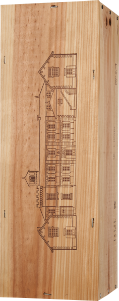 Holzbox mit gravierter Abbildung eines klassischen Gebäudes.