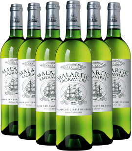 Sechs grüne Weinflaschen mit elegantem, nautisch inspiriertem Etikett und silbernem Verschluss.