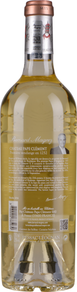 Klargoldene Weinflasche mit elegantem Etikett und kupferfarbener Kapsel.