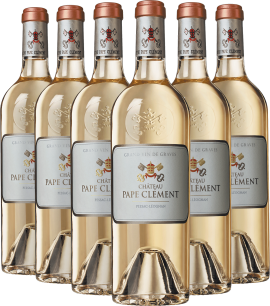 Sechs Flaschen heller Wein mit silbernen Etiketten und rot-goldenen Wappen.