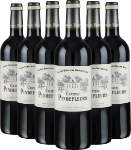 Sechs dunkle Weinflaschen mit elegantem, historischem Etikett in Reihe aufgestellt.