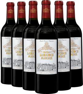 Sechs Rotweinflaschen mit roten Kapseln und verzierten, historischen Etiketten.