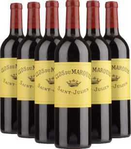 Sechs Weinflaschen mit gelbem Etikett und rotem Verschluss, elegant angeordnet.