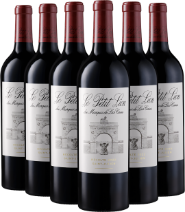 Sechs Weinflaschen mit roten Kapseln und eleganten, klassischen Etiketten.