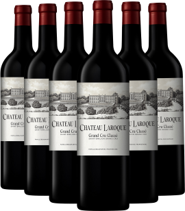 Sechs Weinflaschen mit roten Kapseln und eleganten Etiketten, Château-Illustration prominent.