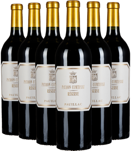 Sechs dunkle Weinflaschen mit goldenen Kapseln und eleganten, weißen Etiketten.