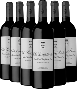 Sechs elegante Weine mit schwarzen Kapseln und weißen Etiketten in einer Reihe.