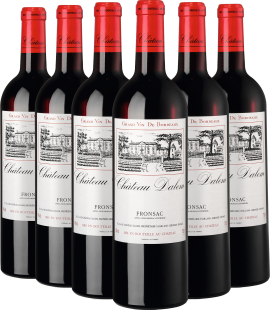 Sechs Bordeauxweinflaschen mit rotem Kapselverschluss und eleganten Etiketten im klassischen Design.