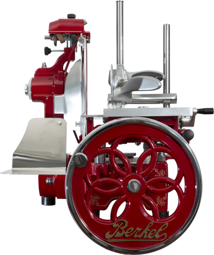 Rote, vintage Schneidemaschine mit großem metallischem Rad und glänzenden Details.