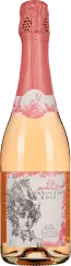 Eine Flasche Schaumwein mit hellrosa Folie, verziert mit einem eleganten Etikett, das eine kunstvolle schwarz-weiße Zeichnung eines Gesichts zeigt, umrahmt von floralen und dekorativen Elementen. Der Wein selbst hat eine zart roséfarbene Tönung.