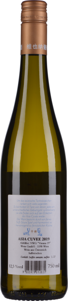 Braune Kapsel, transparentes Glas, hellgelber Wein, weißes Etikett auf der Rückseite.