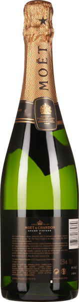 Grüne Flasche mit goldener Folienkapsel, elegantes Etikett auf schwarzem Hintergrund.
