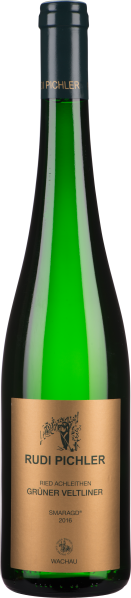 Grüne Weinflasche mit goldfarbenem Etikett, schlankes modernes Design.
