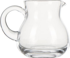 Kleine, klare Glaskanne mit schmalem Auslauf und rundem Henkel.