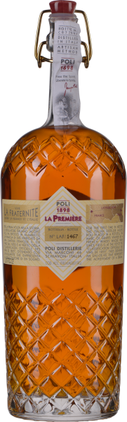 Kunstvoll gravierte Flasche mit bernsteinfarbenem Inhalt und historischem Flair.