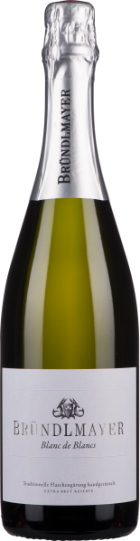 Grüne Sektflasche mit silbernem Etikett und glänzendem Hals.