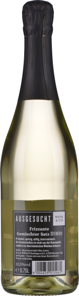 Transparente Flasche mit hellgelbem Wein, schwarzem Verschluss, schlichtem Etikett.