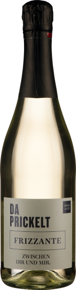 Flasche eines hellgelben Frizzante mit schwarzer Folie und silbernem Etikett.