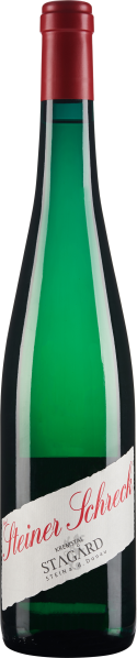 Grüne Weinflasche mit rotem Verschluss und schrägem, weißem Etikett.