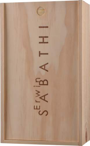 Hölzerne Geschenkbox mit eingraviertem Logo in natürlichen Holztönen.