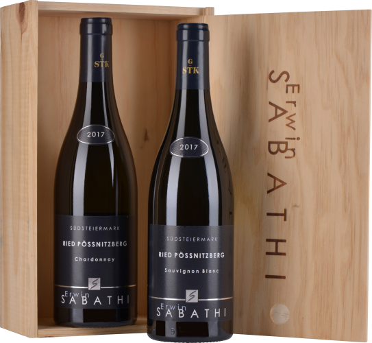 Zwei Weinflaschen in Holzkiste, elegante schwarze Etiketten, Jahrgang 2017.