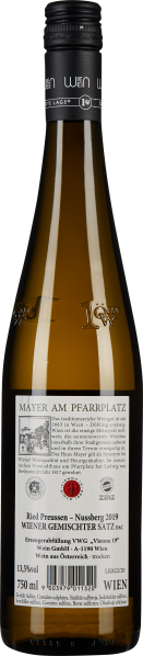 Klarer, bernsteinfarbener Wein in einer schlanken, dunklen Glasflasche mit schwarzem Drehverschluss.