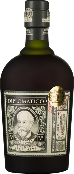 Dunkle Flasche mit kunstvollem Etikett und goldener Prämierung.