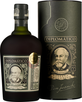 Dunkle Flasche mit grünem Etikett und historischem Porträt, begleitet von passender Umverpackung.