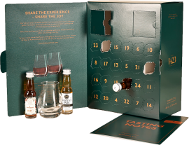 Grüner Adventskalender mit nummerierten Türchen und zwei Rumflaschen, Glas und Heft.