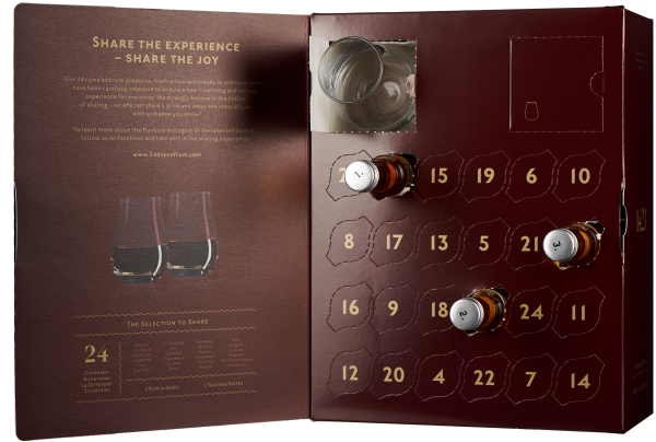 Adventskalender mit nummerierten Türchen, Rumfläschchen und Gläsern in edlem, dunkelrotem Design.