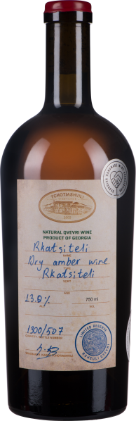 Transparente Weinflasche mit rötlichem Verschluss und hellbrauner Flüssigkeit.