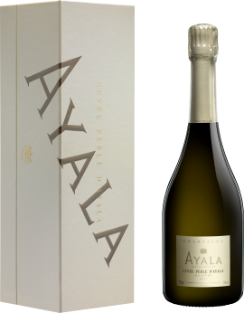 Elegante Champagnerflasche mit goldener Folie neben passender Geschenkbox.