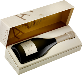 Champagnerflasche in edler, beige-goldener Geschenkbox, elegante Präsentation.