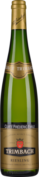 Grüne Flasche mit goldfarbenem Etikett und rotem Emblem.