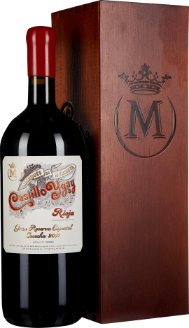 Große Weinflasche mit rotem Wachssiegel, elegantem Etikett in Weiß und Rot. Präsentiert vor einer edlen, hölzernen Geschenkbox mit einem eingravierten Wappen.